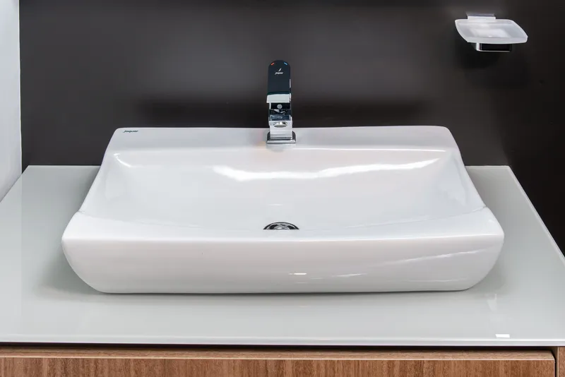 Смеситель для раковины Jaquar Lyric LYR-CHR-38001B — на черной стене у белой раковины
