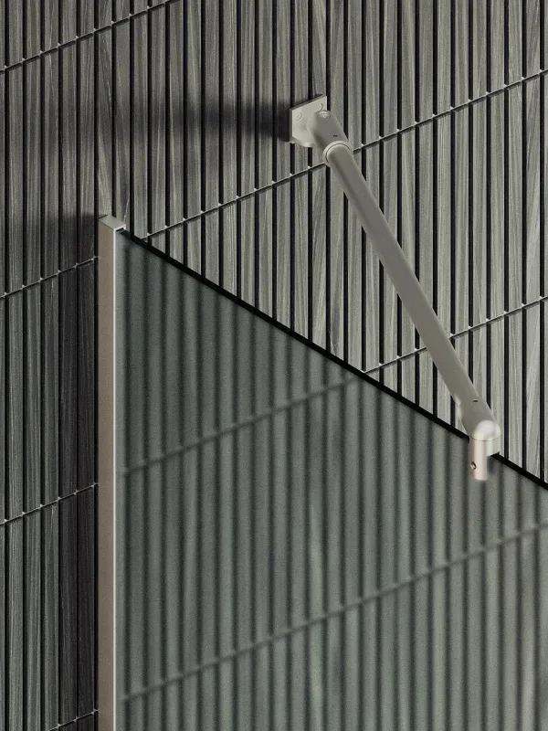 Душевая перегородка MaybahGlass в узком профиле, с полотенцедержателем, 195x99 см, стекло сатин/хром матовый — в ванной комнате с темной плиткой и панорамным окном