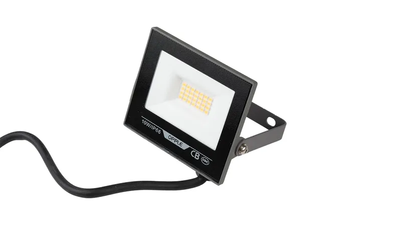 Прожектор светодиодный уличный OPPLE LED Floodlight EQ3 10W-3000-GY-GP поворотный — вид под углом с проводом