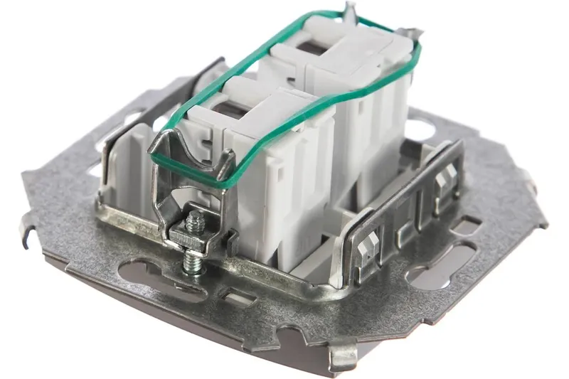 Розетка компьютерная Simon 15, двойная 2хRJ45 кат. 5e AMP, алюминий — вид спереди на устройство