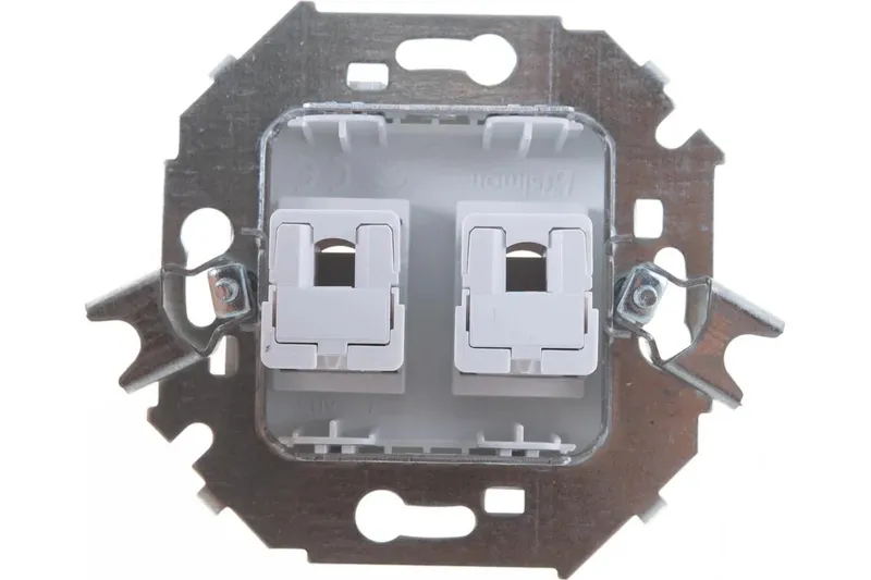 Розетка компьютерная Simon 15, двойная 2хRJ45 кат. 5e AMP, алюминий — вид спереди на устройство