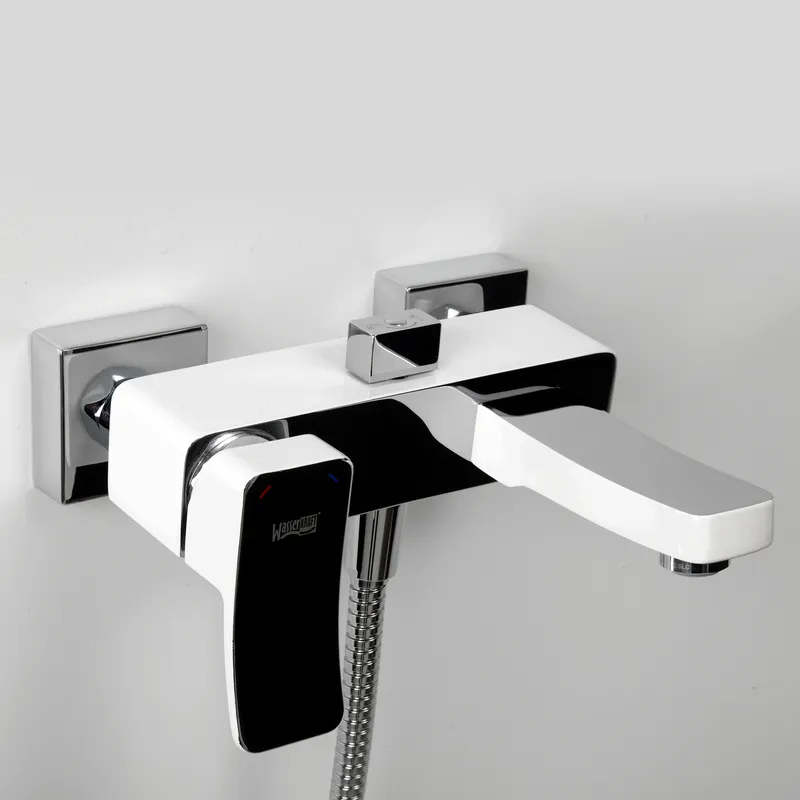 Смеситель для ванны Wasserkraft Aller 1060White с лейкой — вид под углом с лейкой