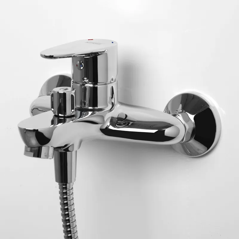 Смеситель для ванны Wasserkraft Leine 3500 с коротким изливом — вид сбоку на смеситель и лейку