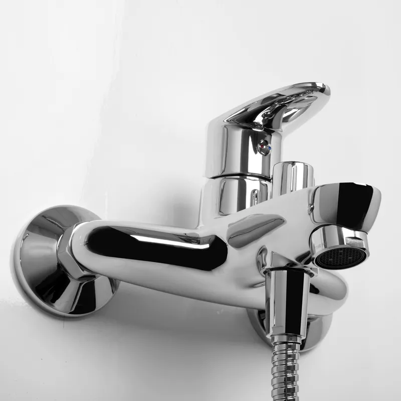 Смеситель для ванны Wasserkraft Leine 3500 с коротким изливом — вид сбоку на смеситель и лейку