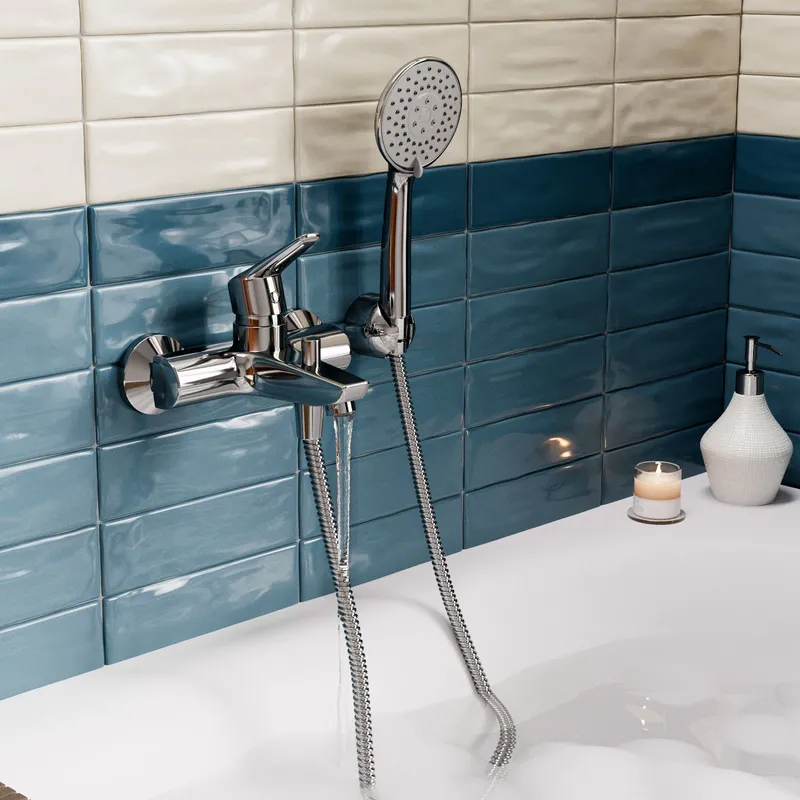 Смеситель Wasserkraft Rhin 4400 с коротким изливом — вид сбоку на душевой гарнитур