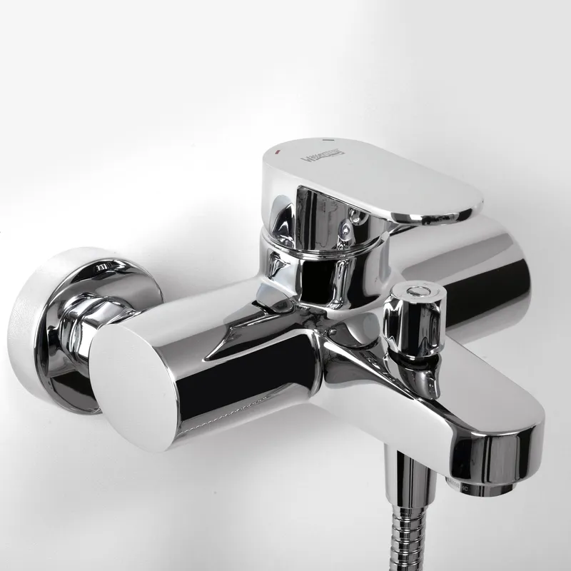 Смеситель для ванны Wasserkraft Donau 5300 с лейкой — вид под углом с лейкой отдельно