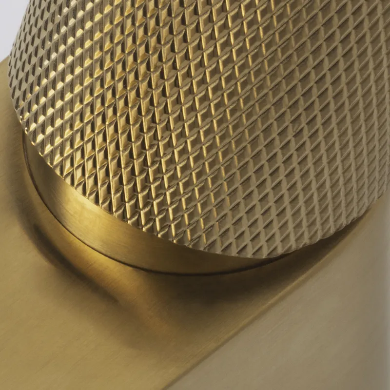 Термостатический смеситель Wasserkraft Aisch 5500 для ванны и душа — вид под углом на панель с ручками