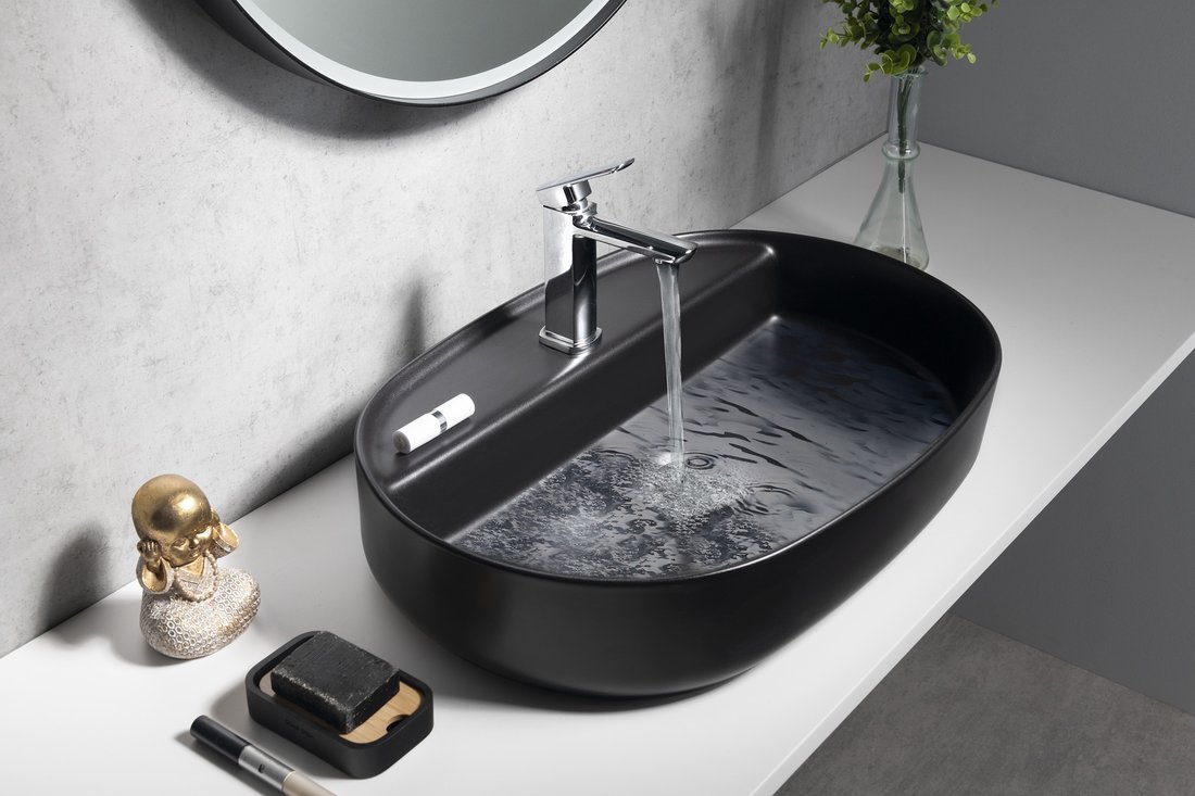 Раковина накладная Isvea Infinity 60 см, черный — вид сверху на чашу с водой у серой бетонной стены