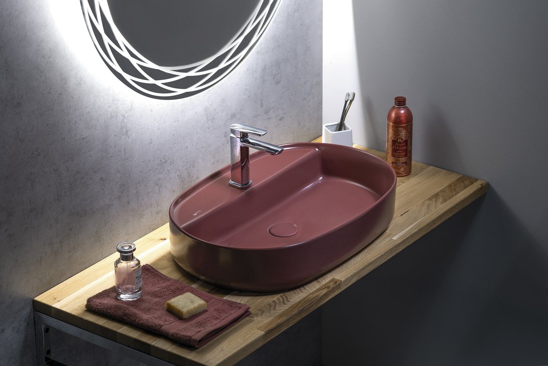 Раковина накладная Isvea Infinity 60 см, бордовый — на серой стене с деревянной столешницей