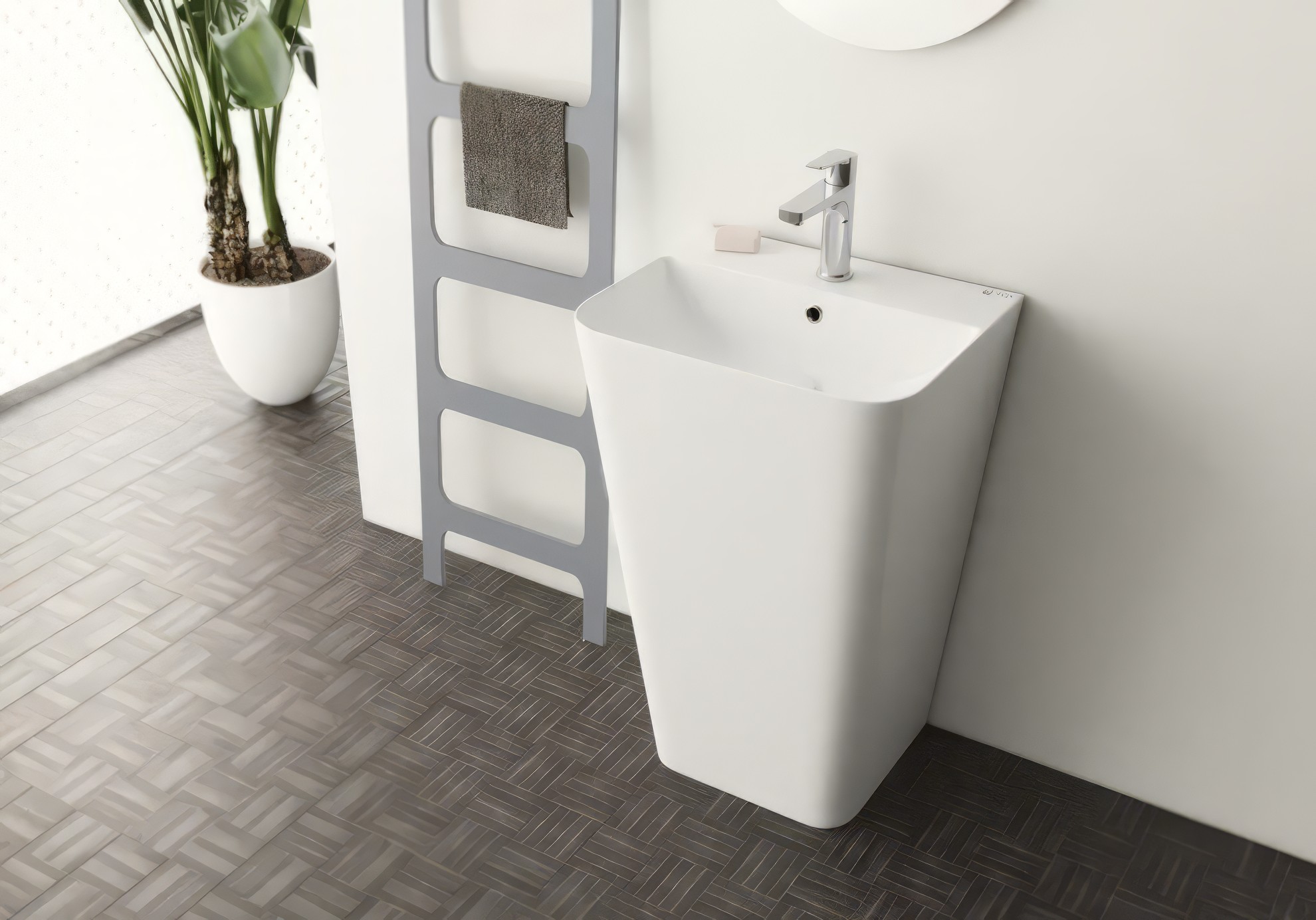 Раковина напольная Isvea Sott'Aqua Monoblock 50 см, белый матовый — у белой стены с полотенцесушителем и растением