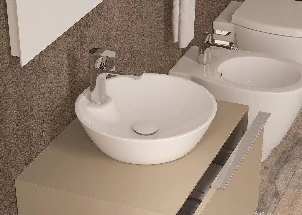 Раковина накладная Isvea SistemaY Soft 45 см, белый матовый — на коричневой стене с биде и туалетом