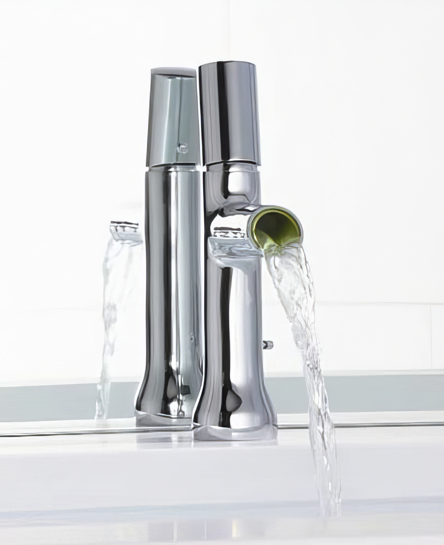 Смеситель для раковины Jacob Delafon Toobi, h 20 см — вид сбоку с текущей водой
