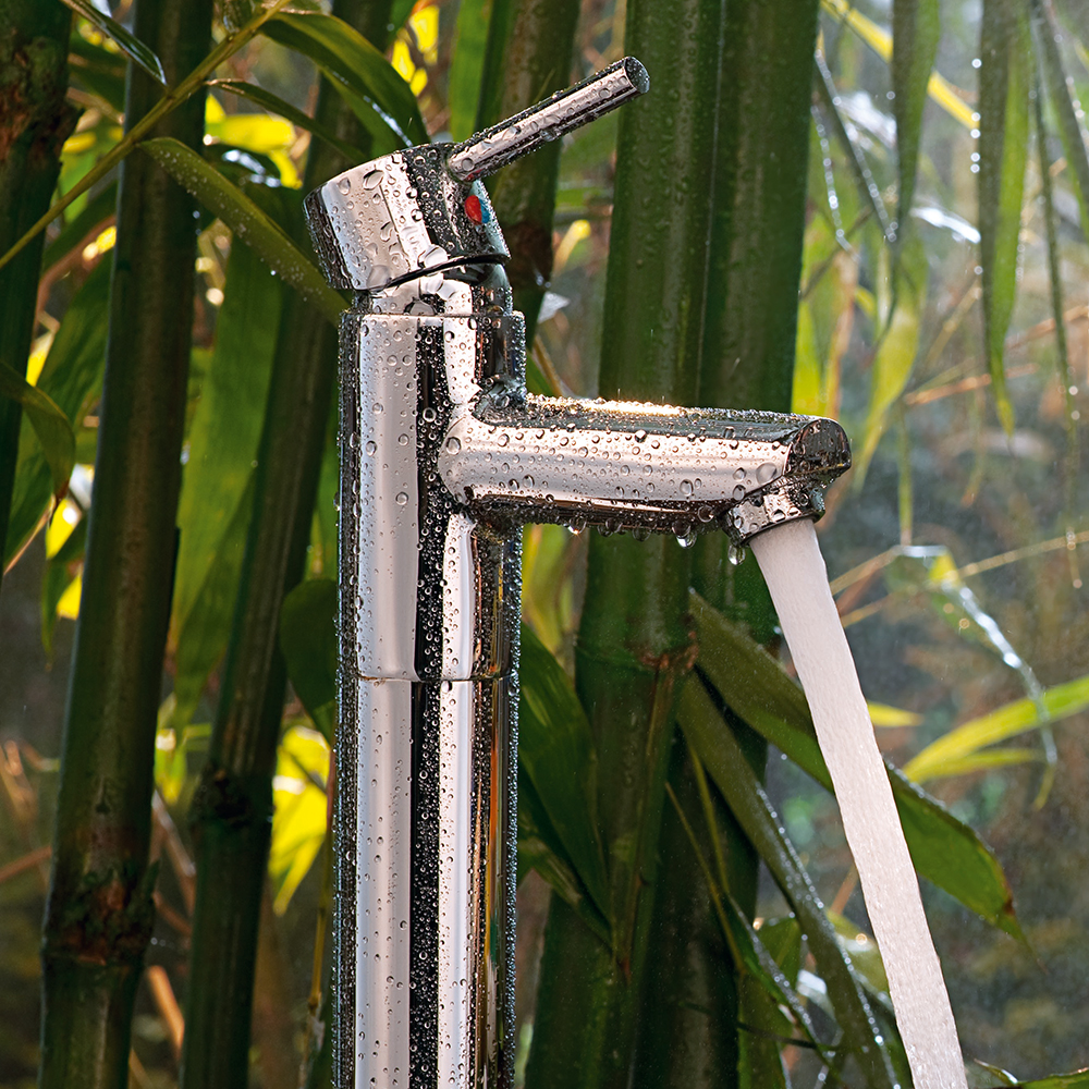 Удлиненный смеситель для раковины Jaquar Florentine FLR-CHR-5005NB — вид сбоку на хромированный корпус с потоком воды