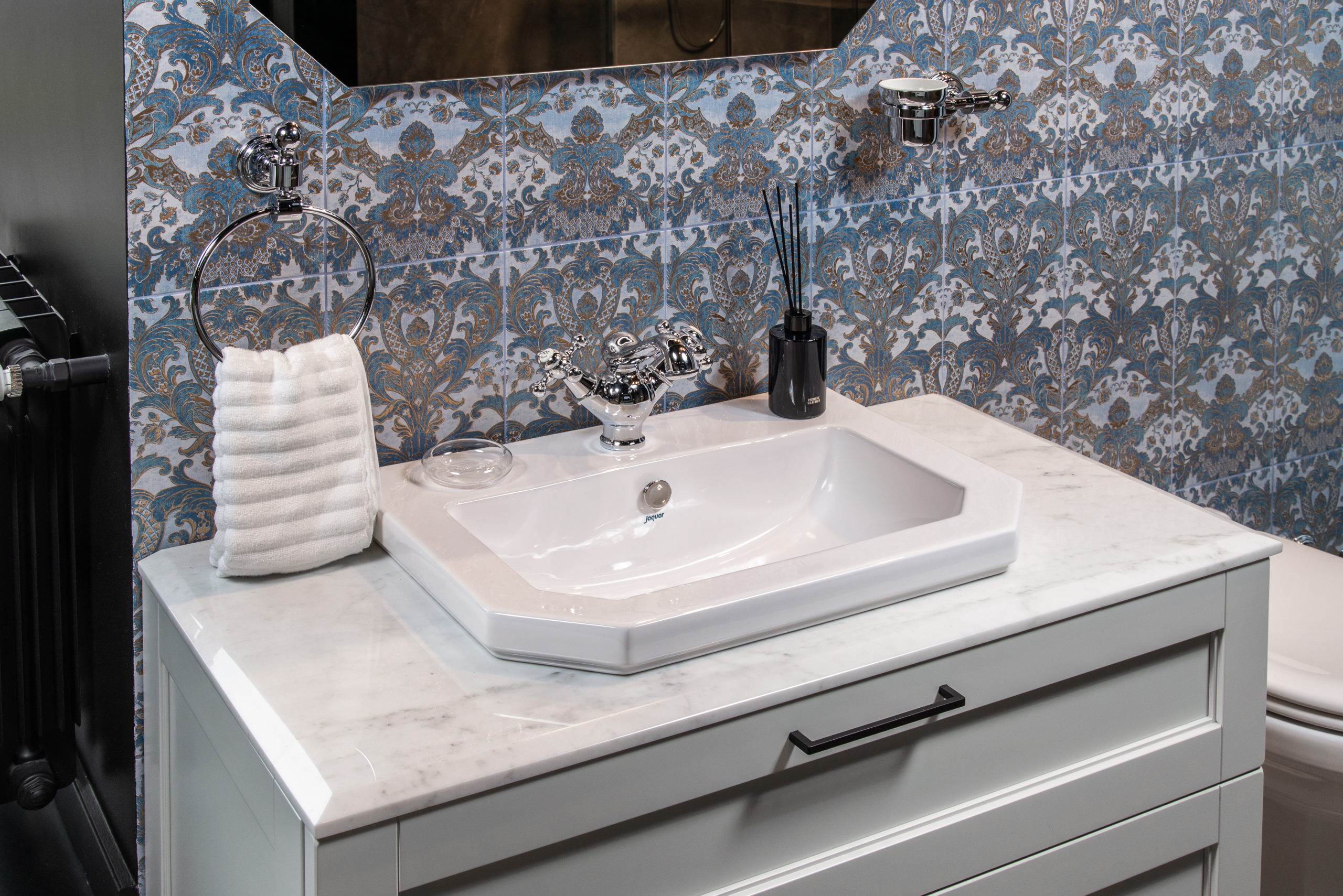 Раковина Jaquar Queen's QNS-WHT-7801 — на фоне синей плитки с узором