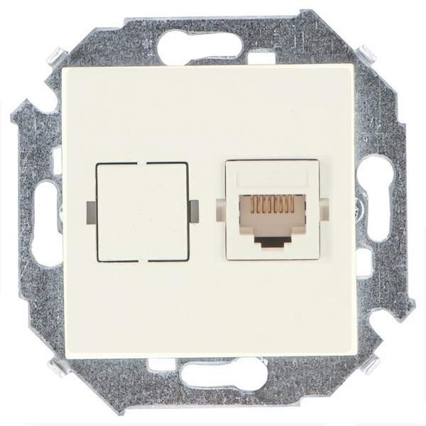 Розетка компьютерная Simon RJ45 кат.6A (АМР, FTP) слоновая кость — вид спереди на монтажную рамку