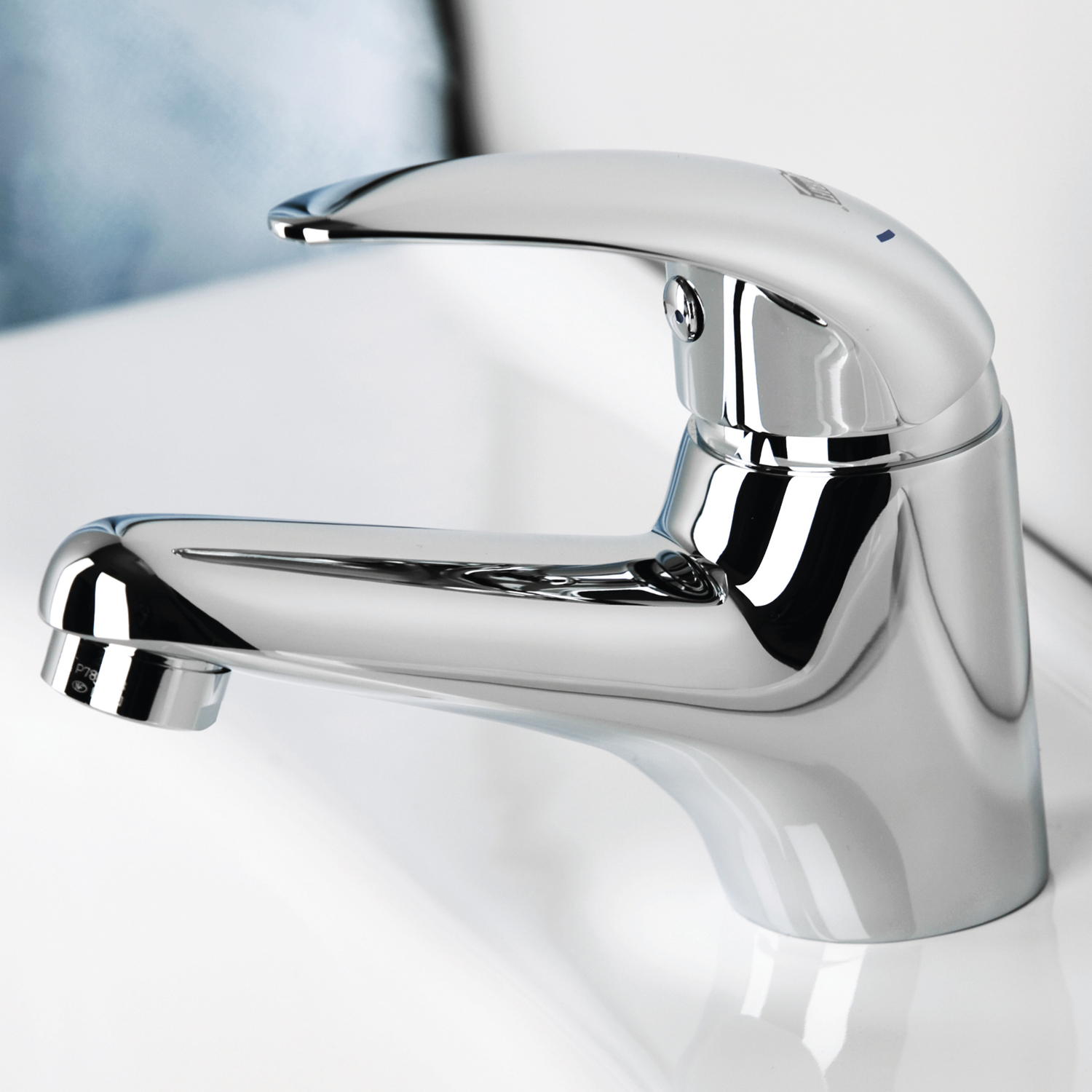 Смеситель для раковины Wasserkraft Isen 2600 — вид сбоку под углом-1