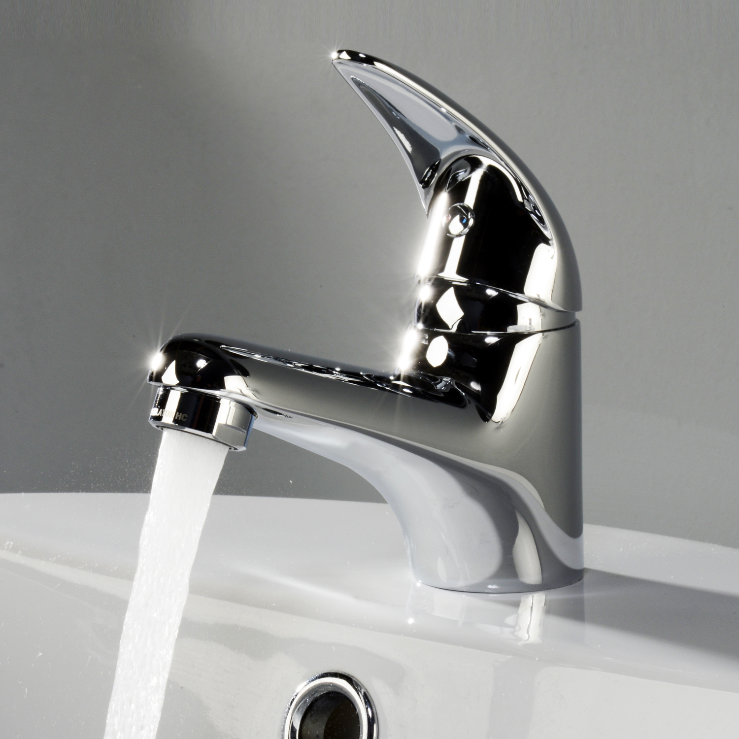 Смеситель для раковины Wasserkraft Isen 2600 — вид сбоку с текущей водой