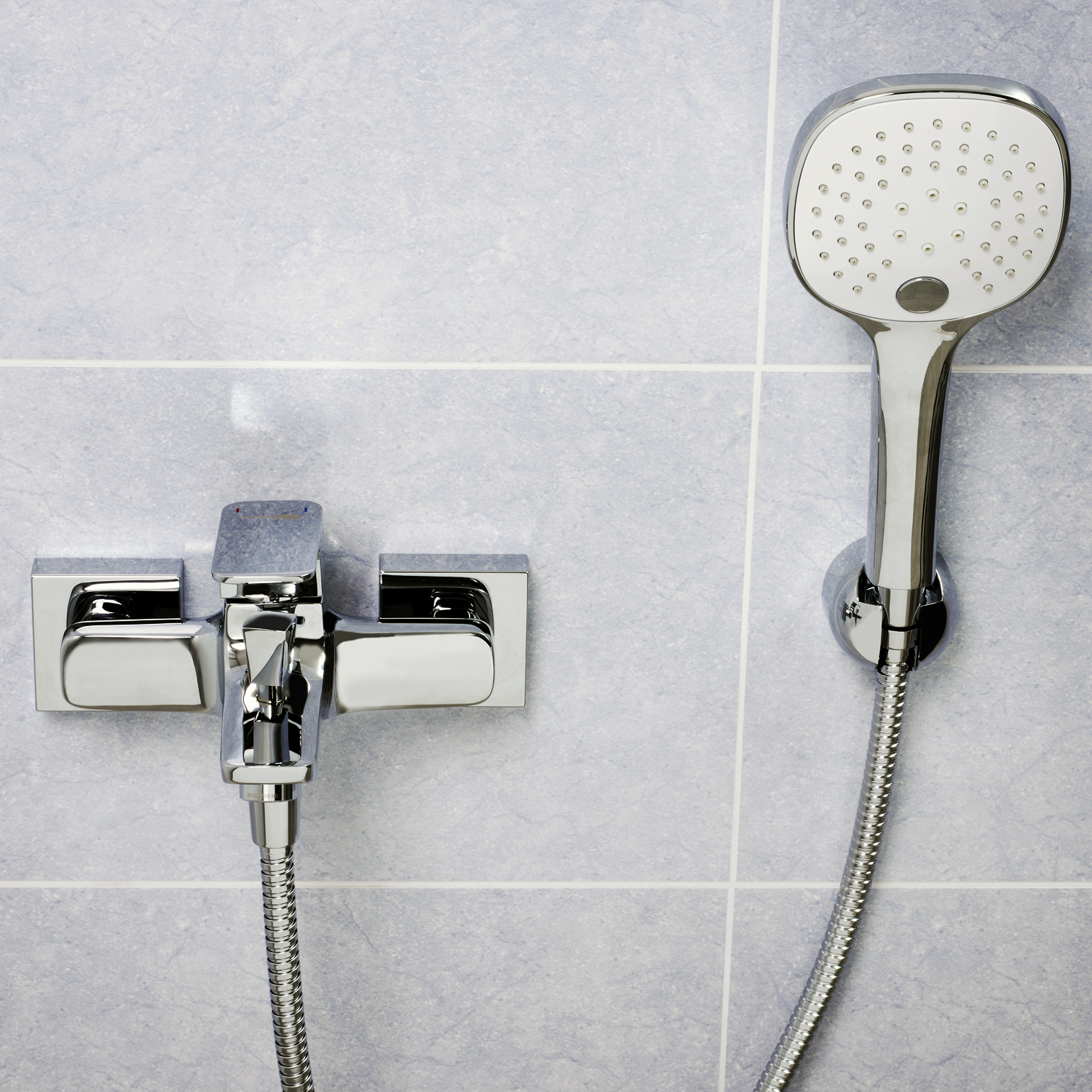 Смеситель Wasserkraft Salm 2700 с коротким изливом — на светло-серой плитке в ванной