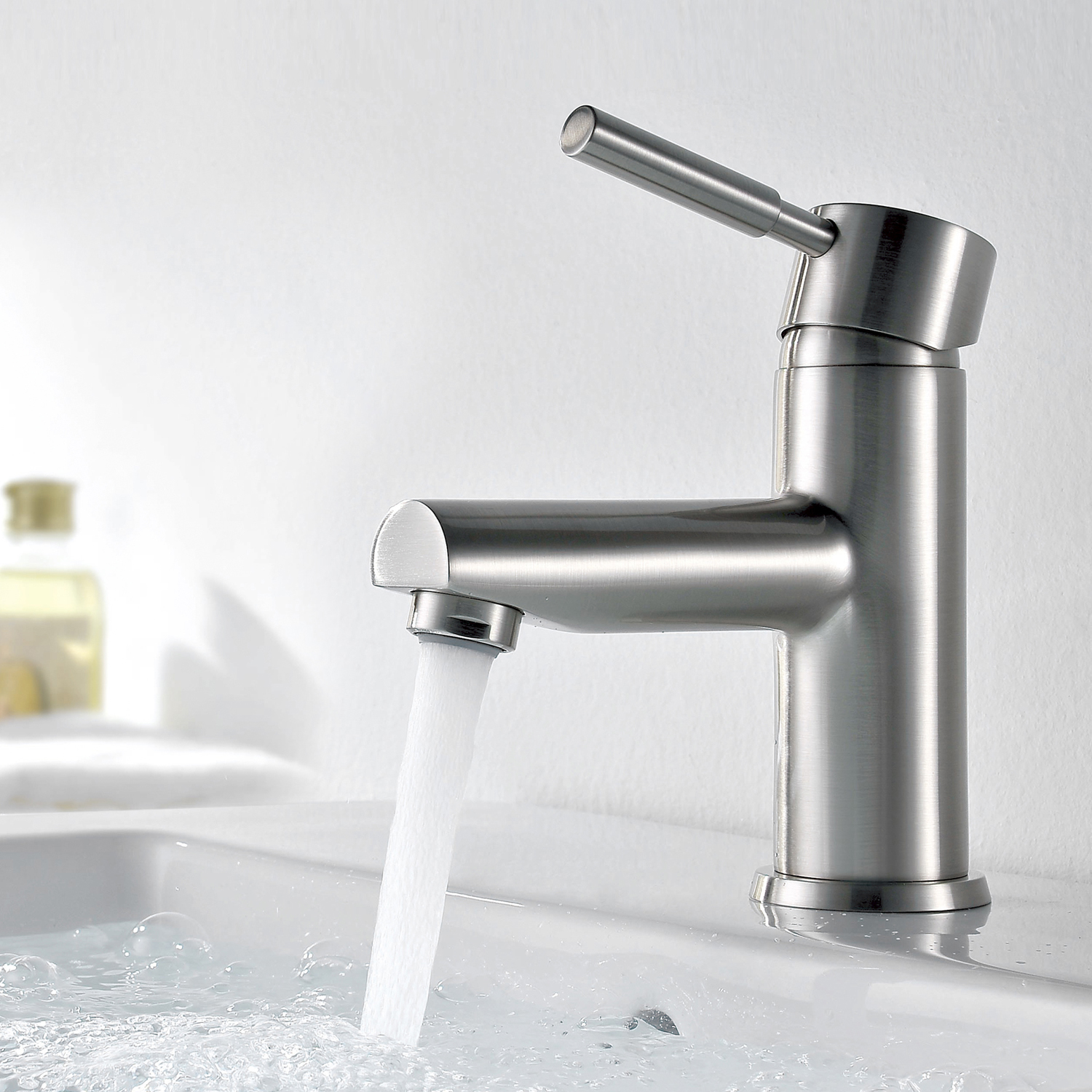 Смеситель для раковины Wasserkraft Wern 4200 — вид сбоку при работающей воде