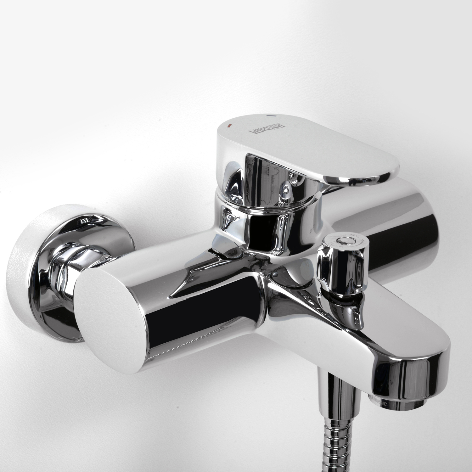 Смеситель для ванны Wasserkraft Donau 5300 с лейкой — вид под углом