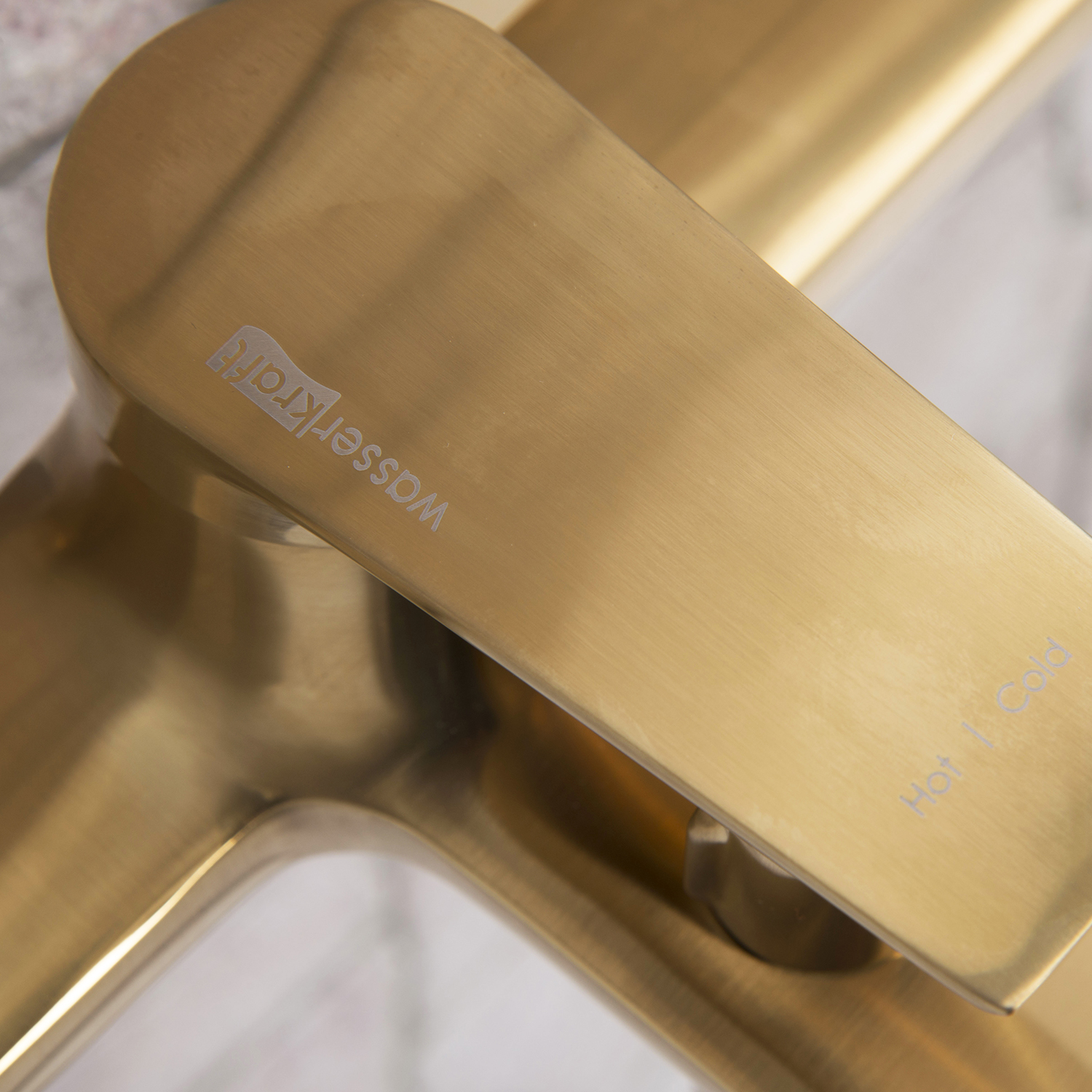 Смеситель для ванны Wasserkraft Aisch 5500 с коротким изливом + лейка — золотая ручка крупным планом