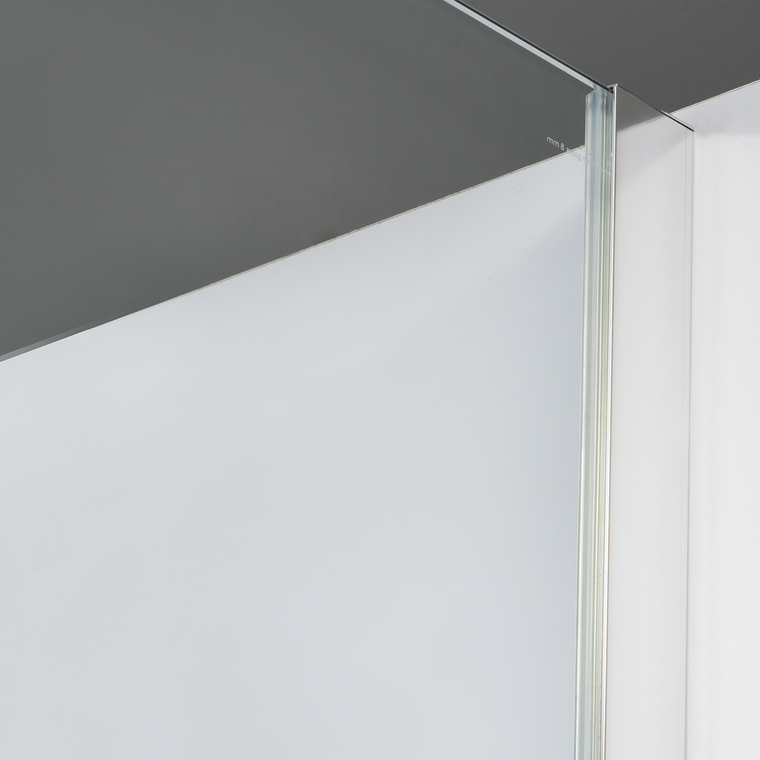 Душевой уголок Wasserkraft Vils 56R 110x90 — стеклянная панель крупным планом