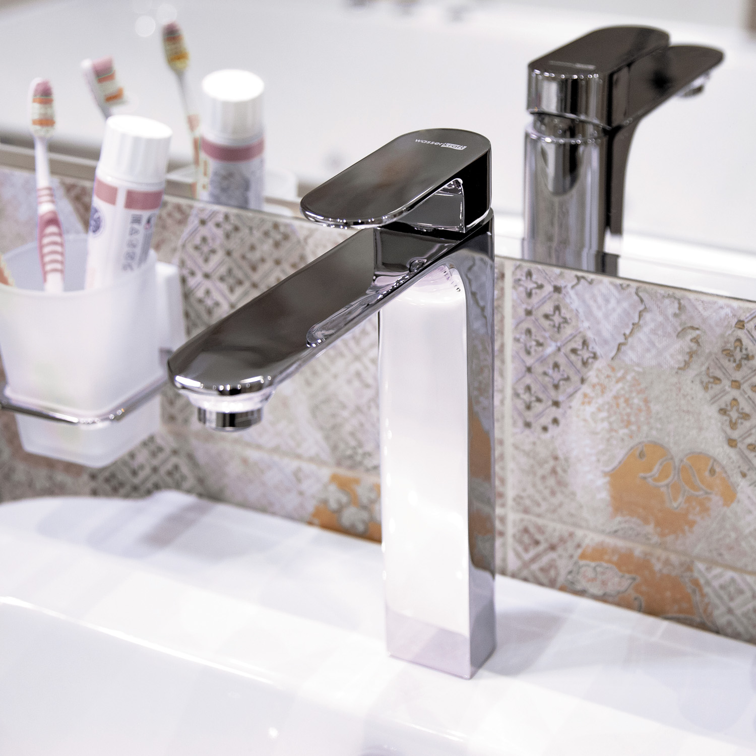Смеситель для раковины Wasserkraft Dinkel 5800 — вид сбоку на хромированный корпус