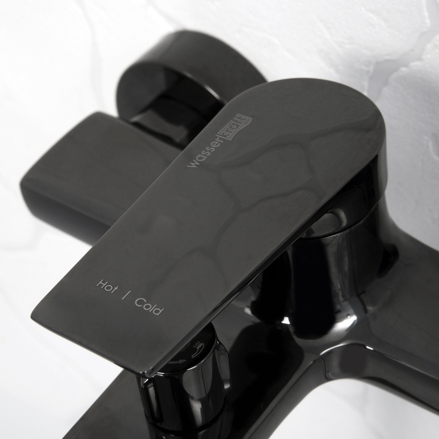 Смеситель для ванны Wasserkraft Glan 6600 с коротким изливом — черный рычаг крупным планом