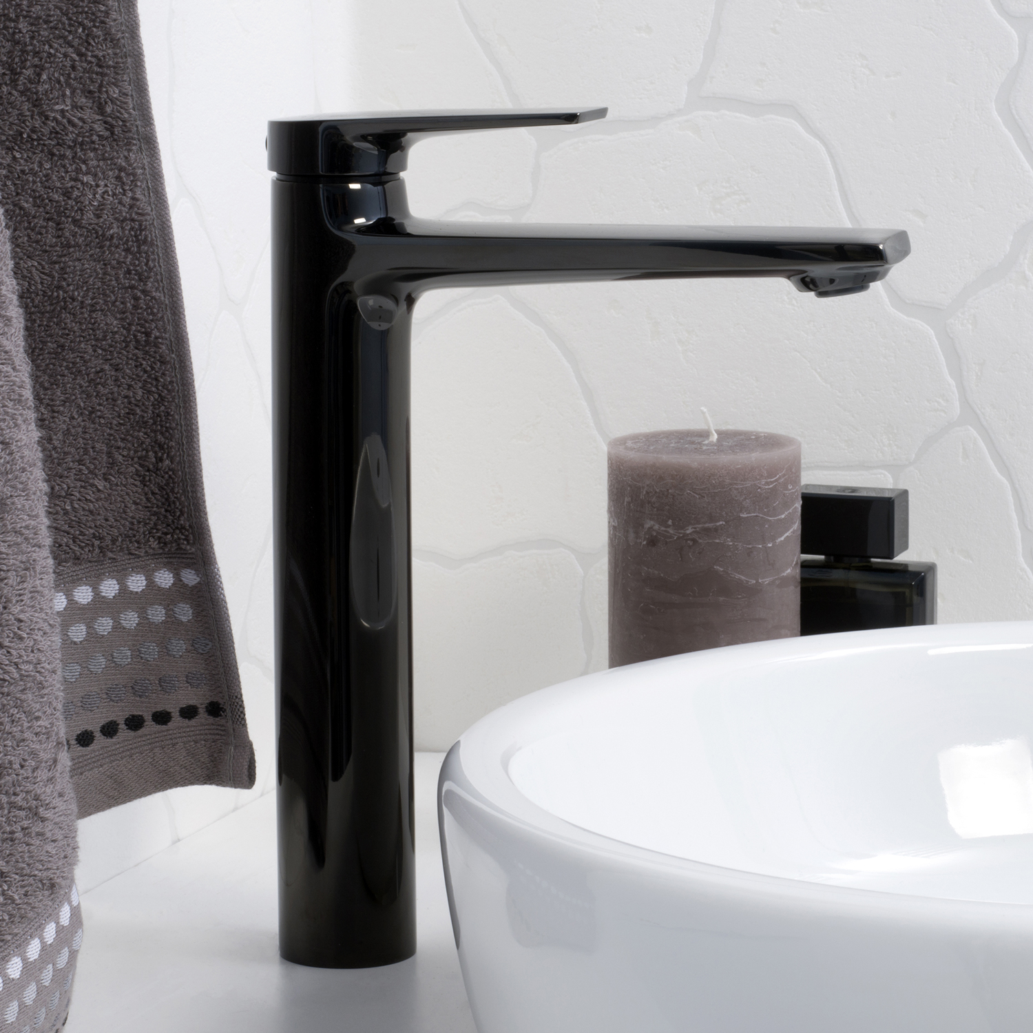 Смеситель для раковины Wasserkraft Glan 6600 — черный настенный кран у белой плитки