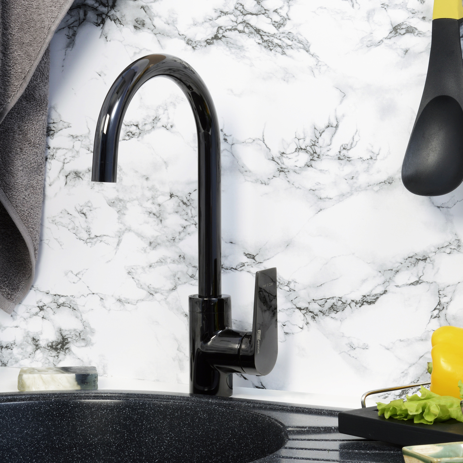 Смеситель для кухни Wasserkraft Glan 6600 — черный излив на фоне мраморной стены