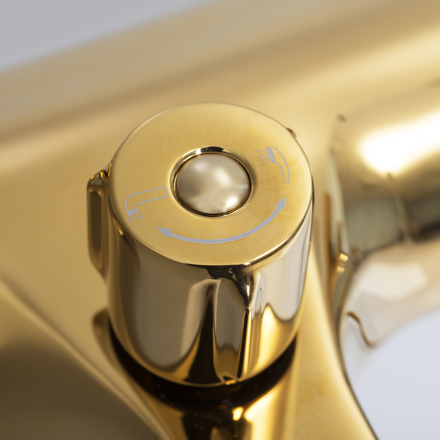 Смеситель для ванны Wasserkraft Sauer 7100 с коротким изливом — золотая ручка крупным планом
