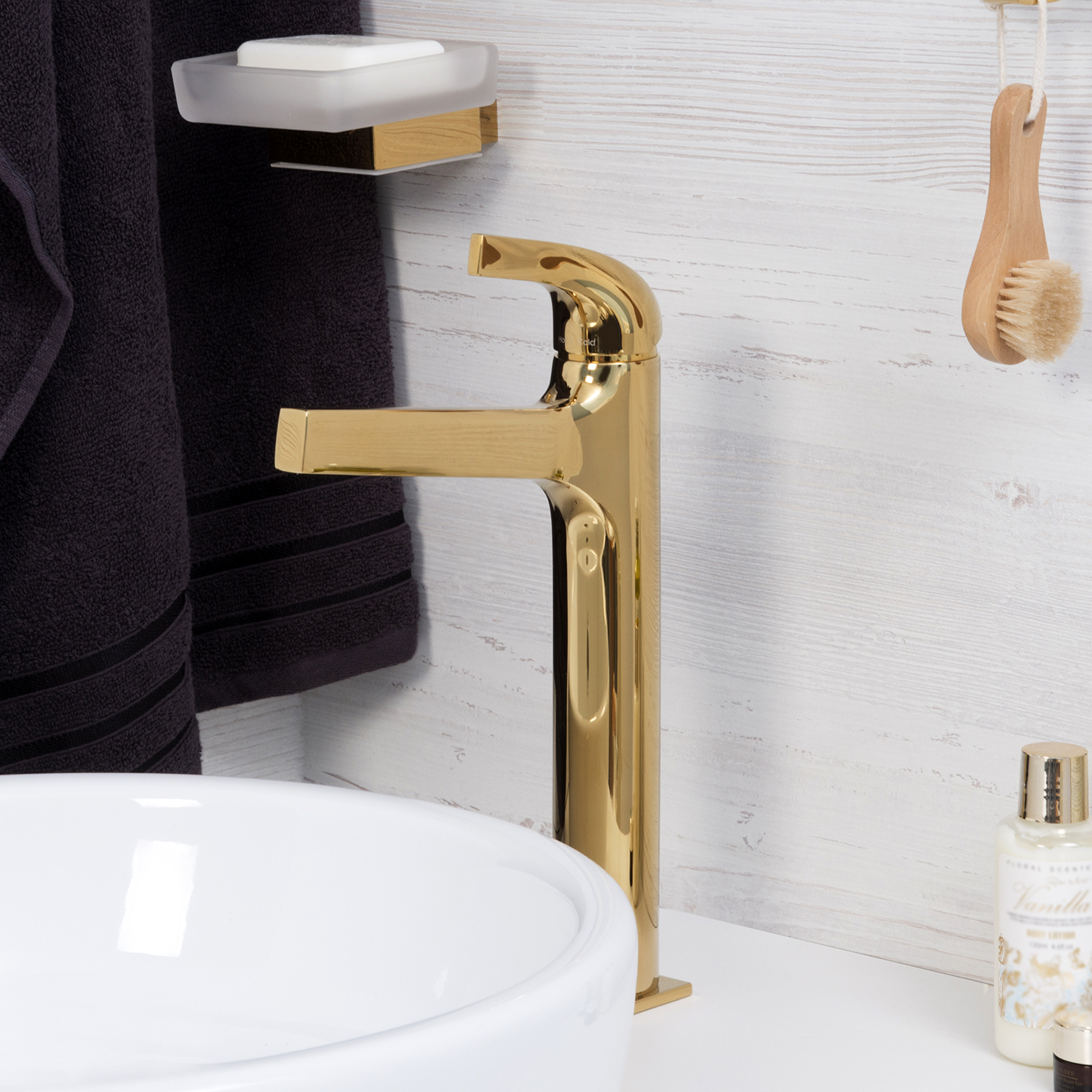Смеситель для раковины Wasserkraft Sauer 7100 — золотой кран у белой стены с полотенцем