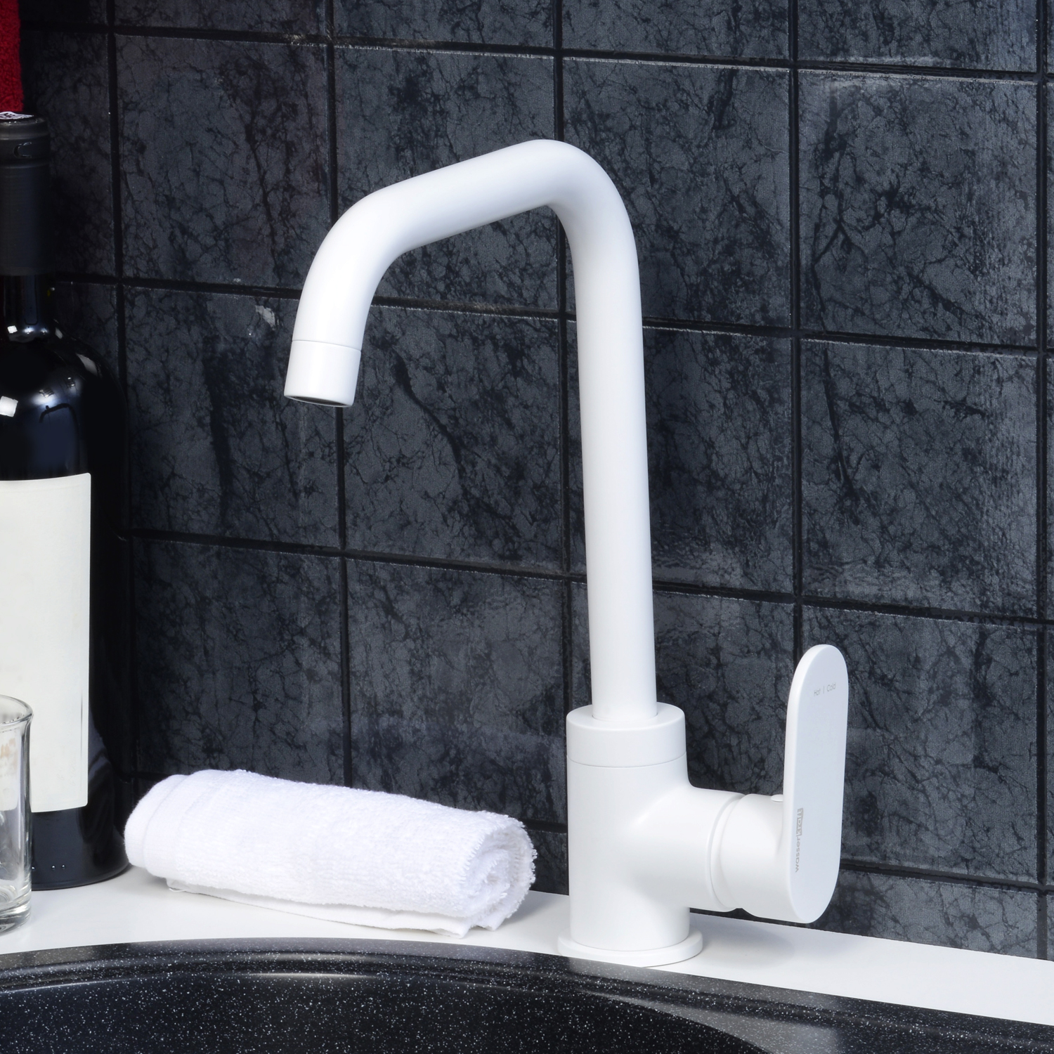Смеситель для кухни Wasserkraft Mindel 8500 для кухни — на фоне темной плитки с бутылкой вина