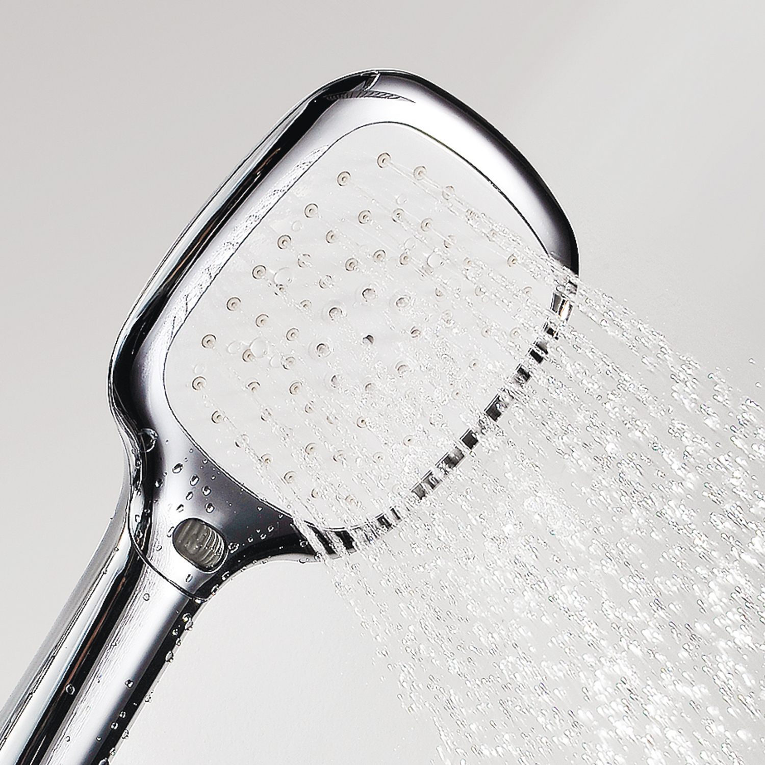 Ручной душ Wasserkraft с функцией экономии воды — лейка крупным планом с потоками воды