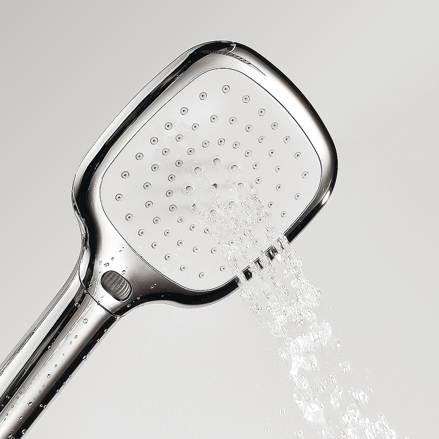 Ручной душ Wasserkraft с функцией экономии воды — лейка крупным планом с потоком воды-1