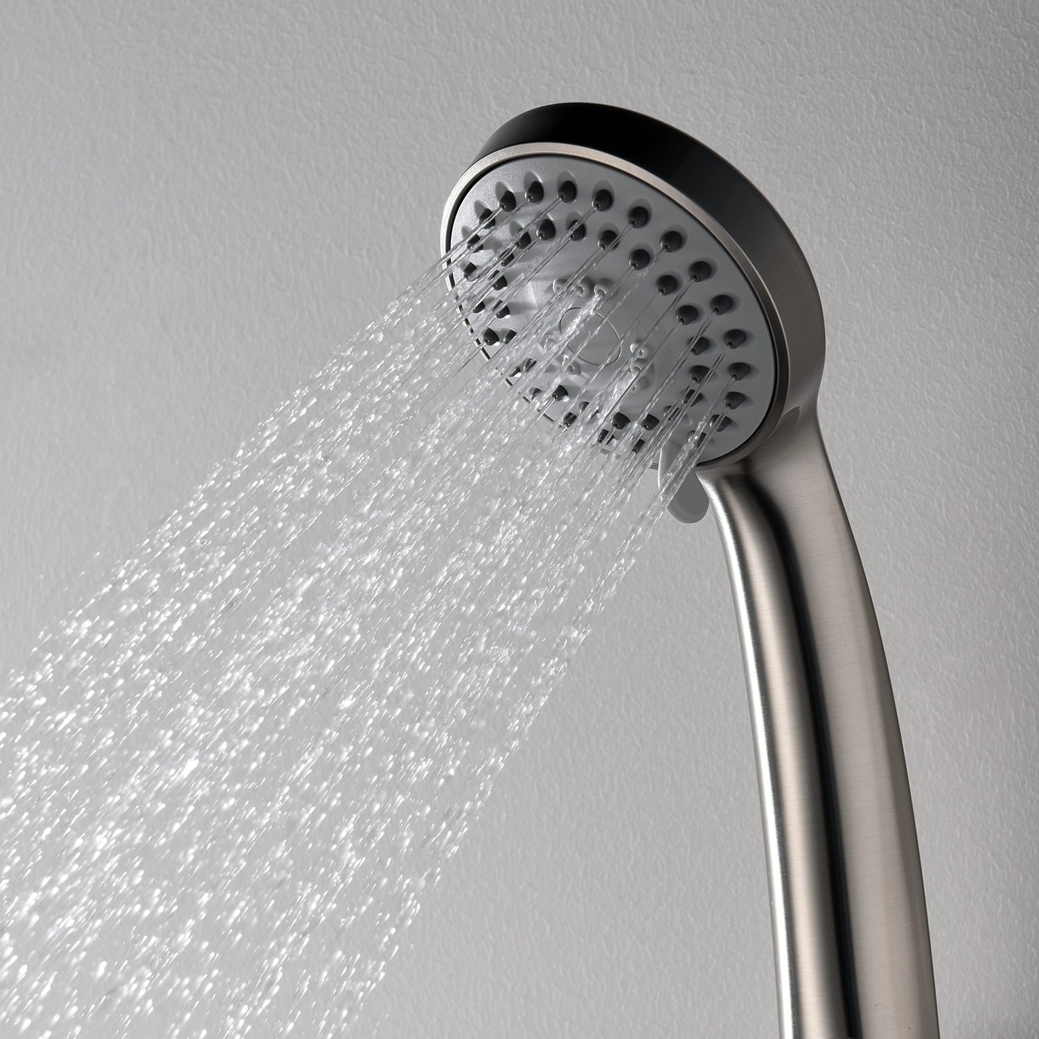 Ручной душ Wasserkraft Wern 4200 — лейка крупным планом с потоком воды