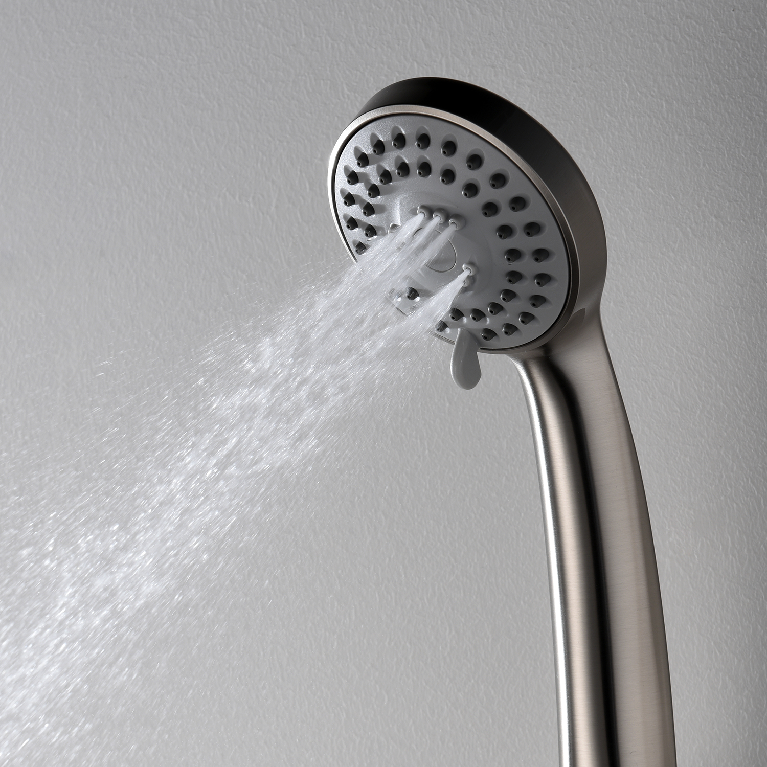 Ручной душ Wasserkraft Wern 4200 — лейка крупным планом с потоком воды-1