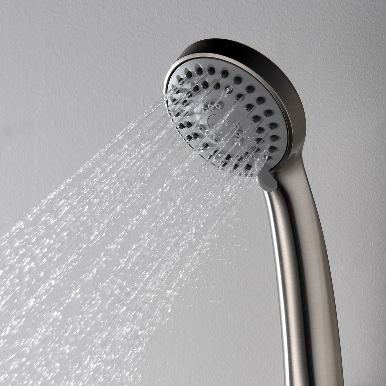 Ручной душ Wasserkraft Wern 4200 — лейка крупным планом с потоком воды-2