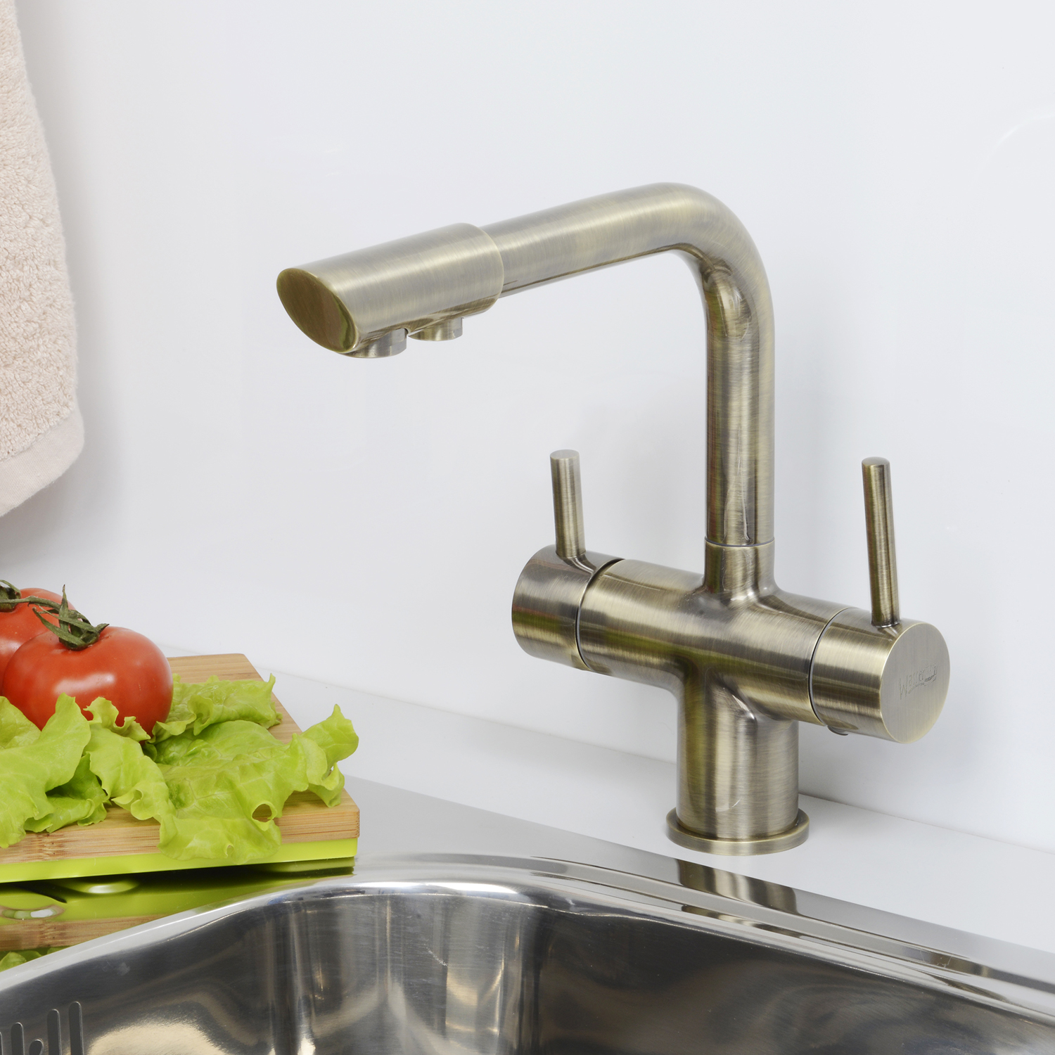 Смеситель для кухни Wasserkraft с подключением к фильтру — на белой стене рядом с овощами