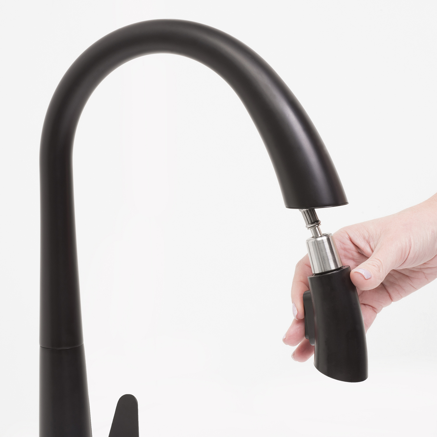 Смеситель для кухни Wasserkraft с выдвижным изливом — лейка крупным планом