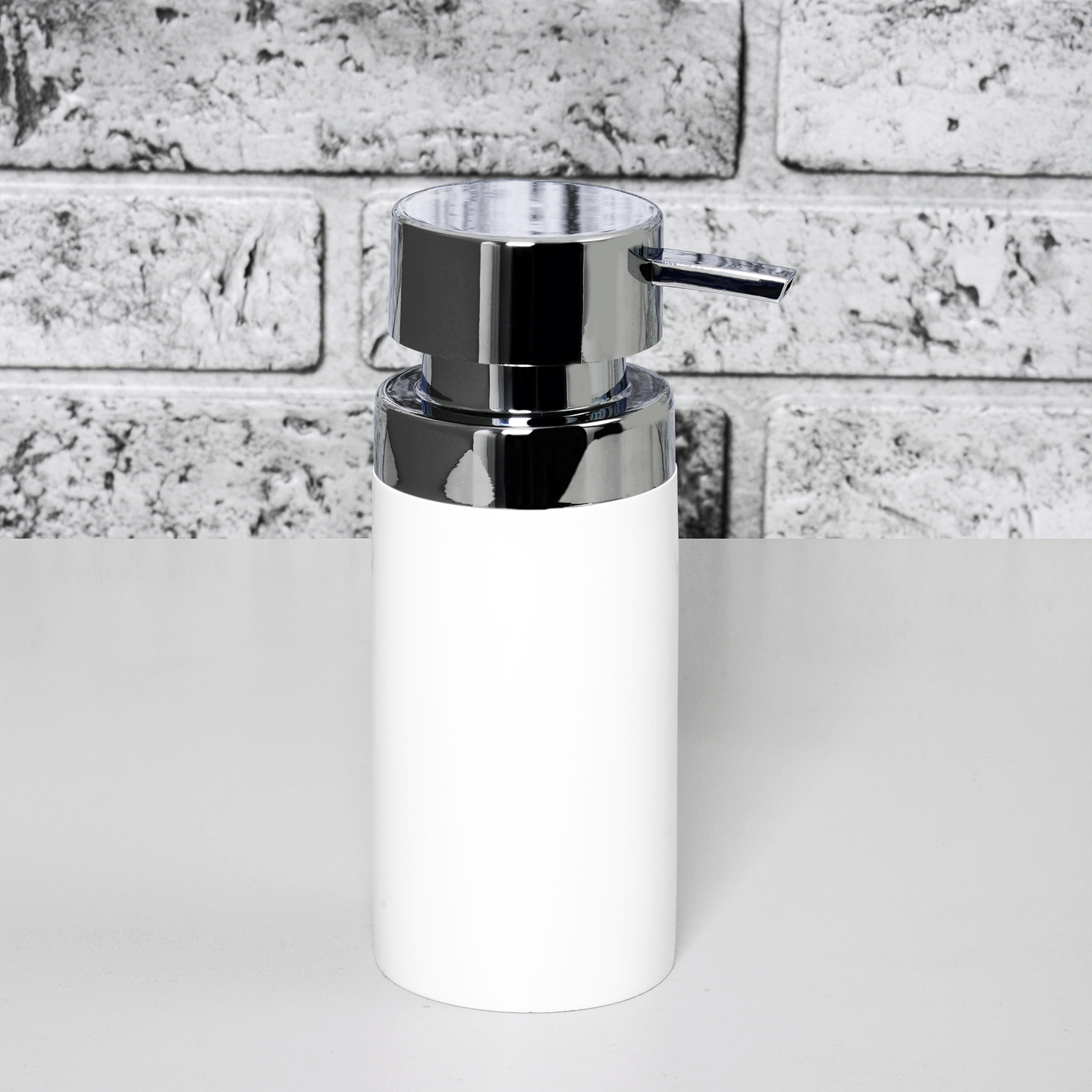 Дозатор Wasserkraft Berkel K-4900 для жидкого мыла — на фоне белой кирпичной стены