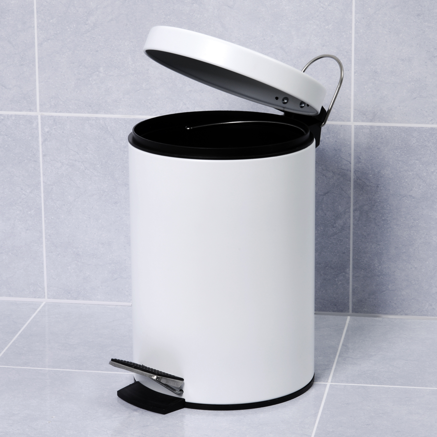 Ведро Wasserkraft Kammel K-8300, 5 л — белое ведро на фоне серой плитки