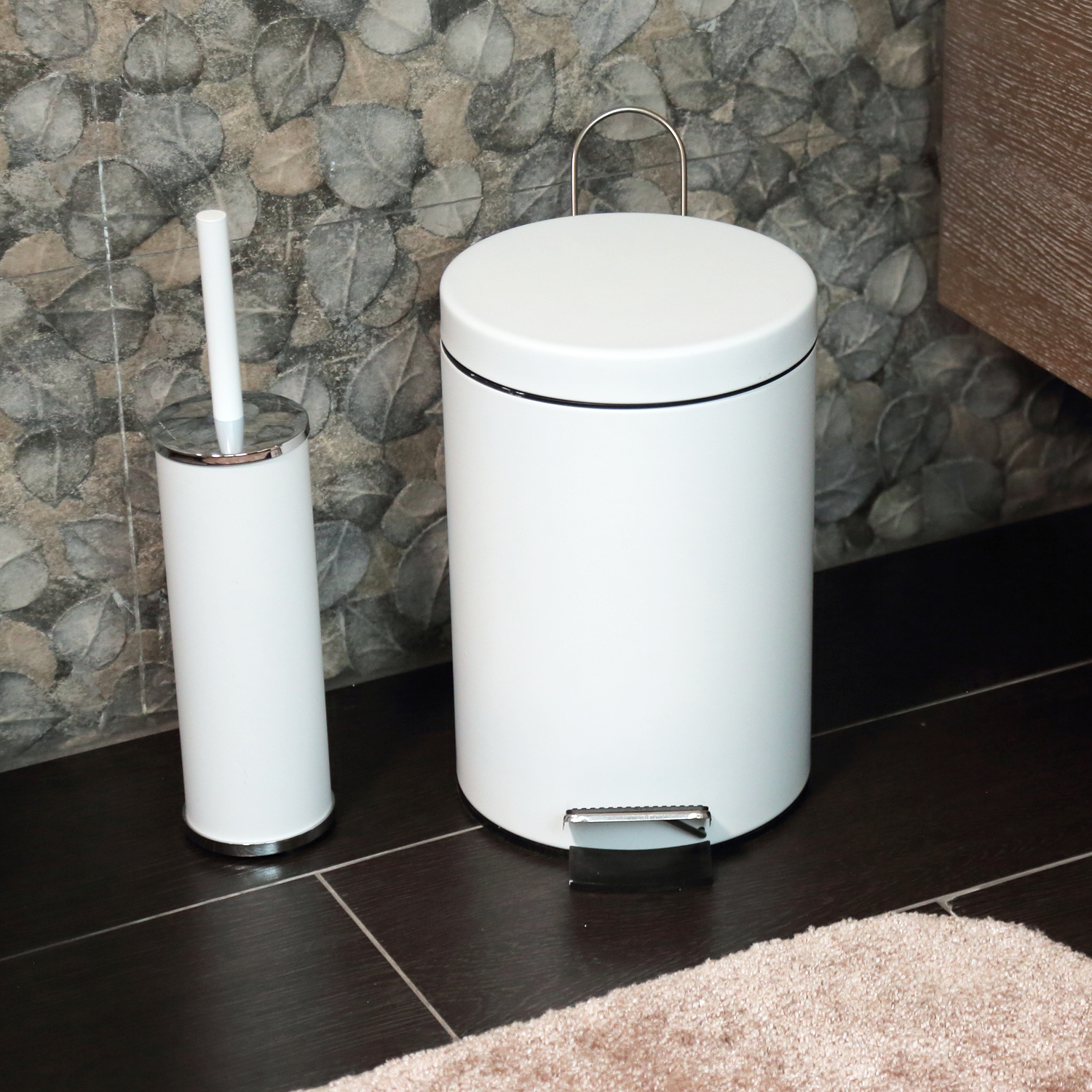 Ведро Wasserkraft Kammel K-8300, 5 л — белый контейнер с крышкой на фоне каменной стены