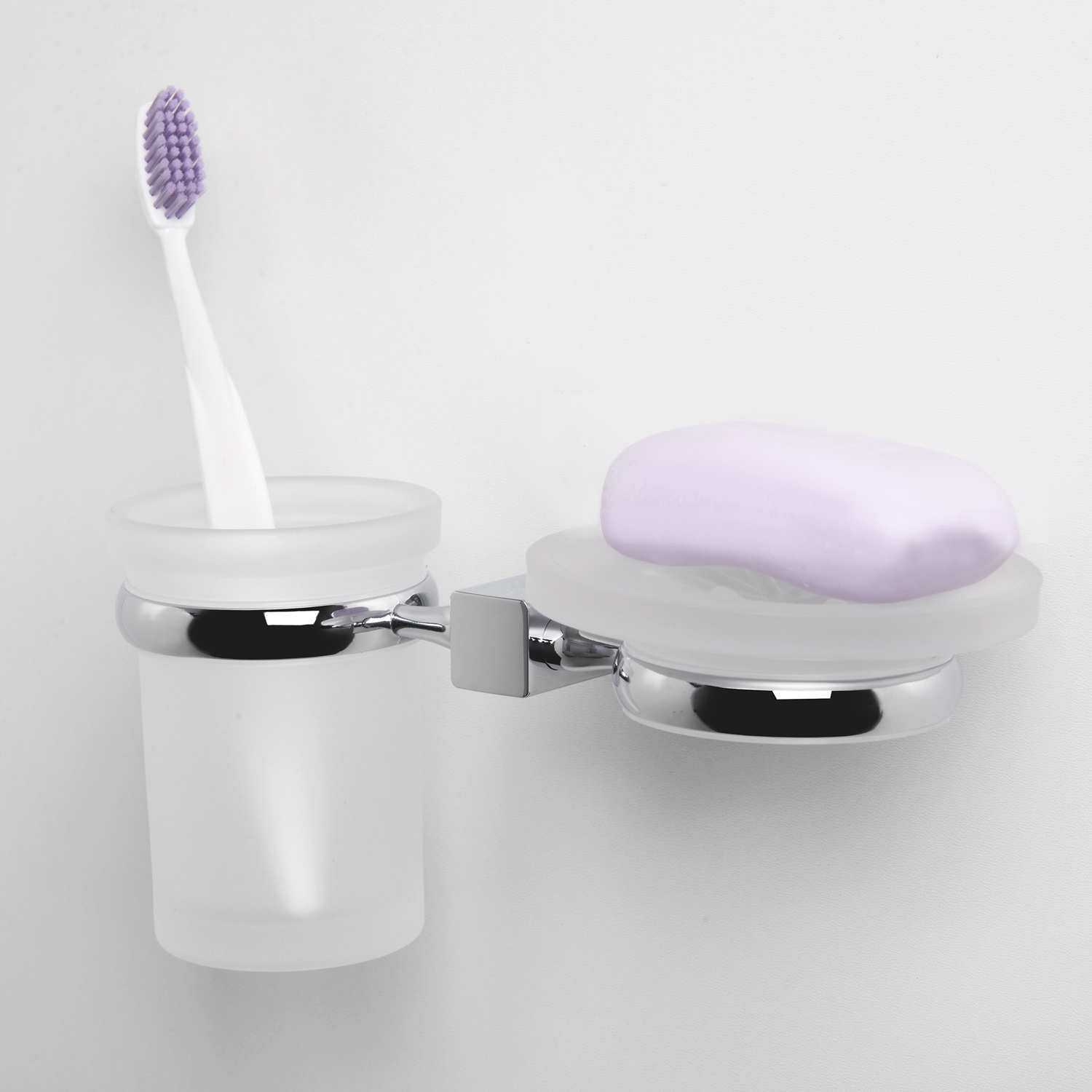 Стакан Wasserkraft Lippe K-6500 для зубных щеток, с мыльницей — вид сбоку на аксессуары для ванной