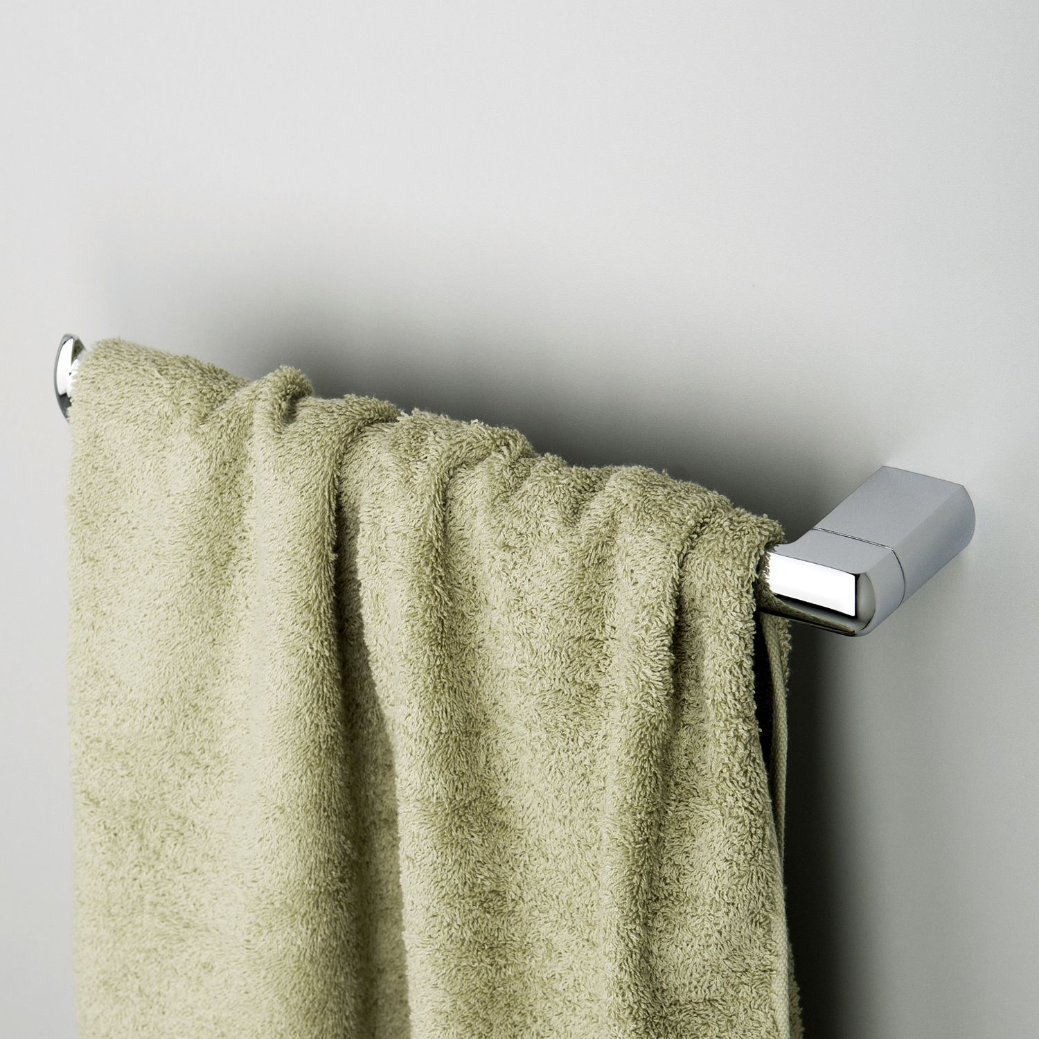 Держатель для полотенца Wasserkraft Berkel K-6800, 35 см — на светло-серой стене с висящим полотенцем