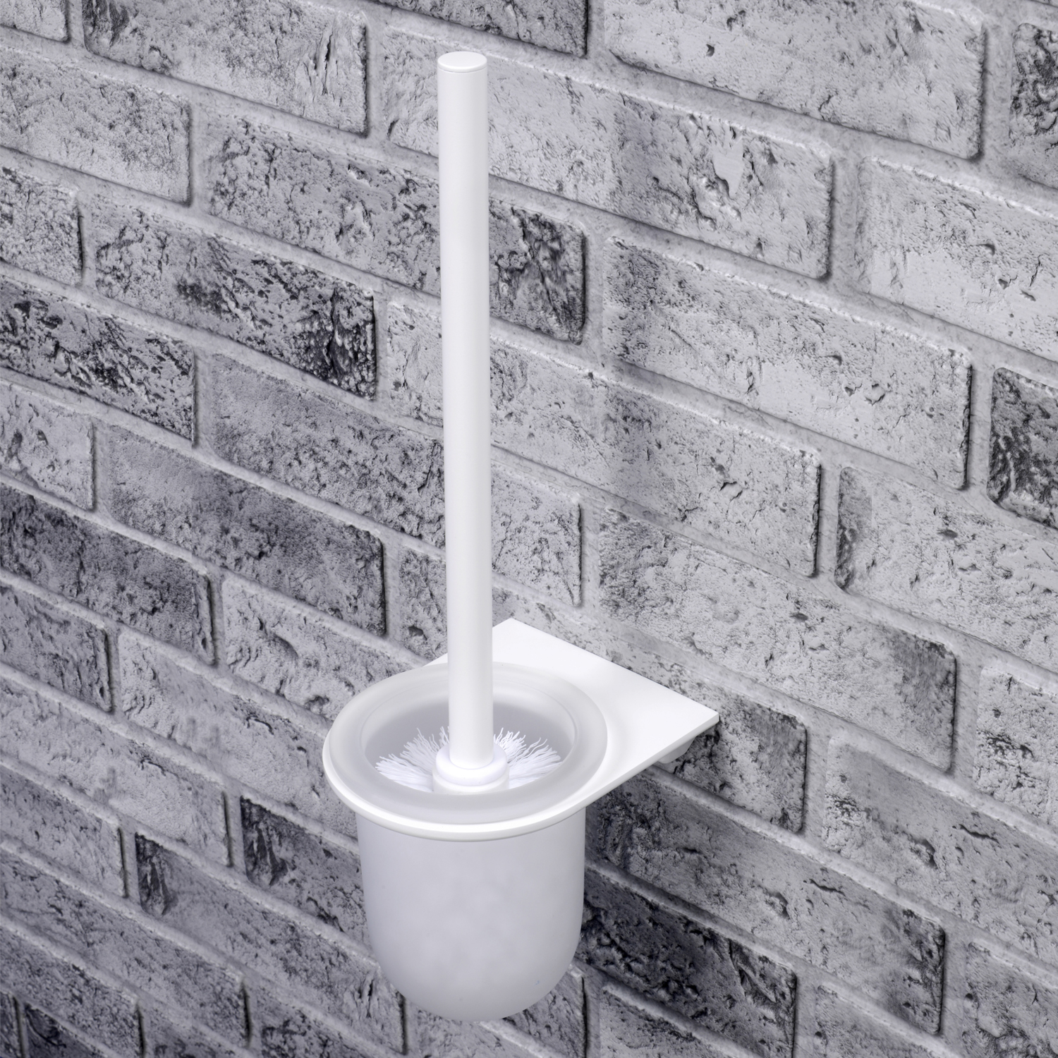 Ершик подвесной Wasserkraft Kammel K-8300White — на стене из серого кирпича