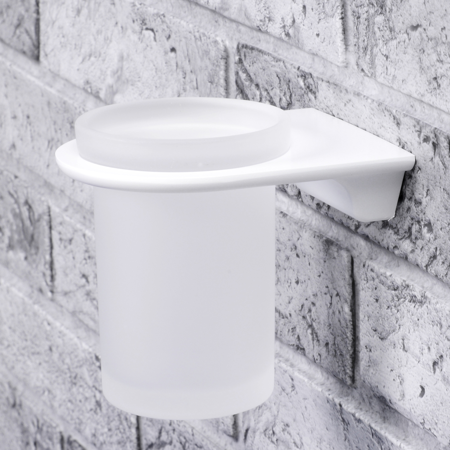 Стакан Wasserkraft Kammel K-8300White для зубных щеток — на стене из белого кирпича