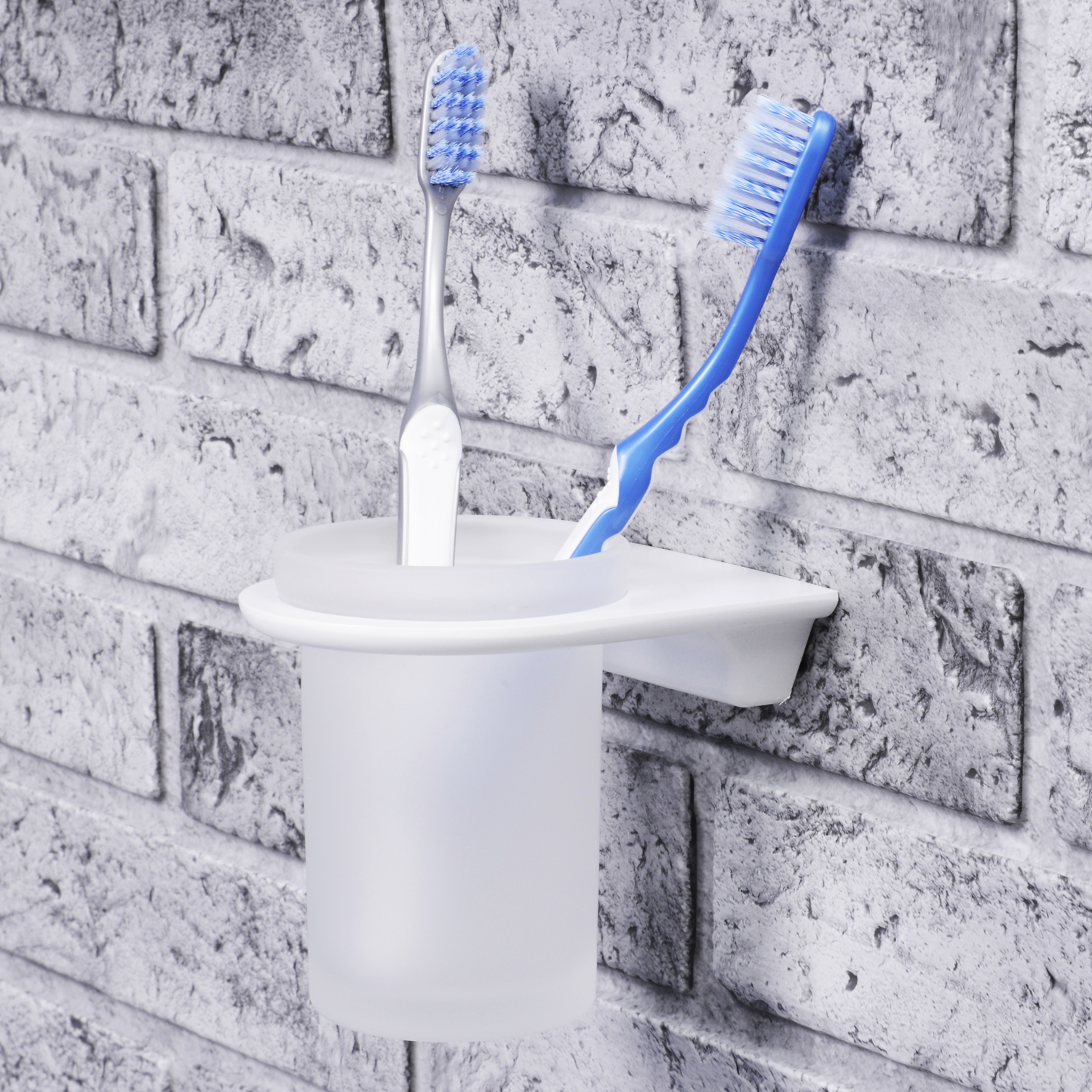 Стакан Wasserkraft Kammel K-8300White для зубных щеток — аксессуар на серой кирпичной стене