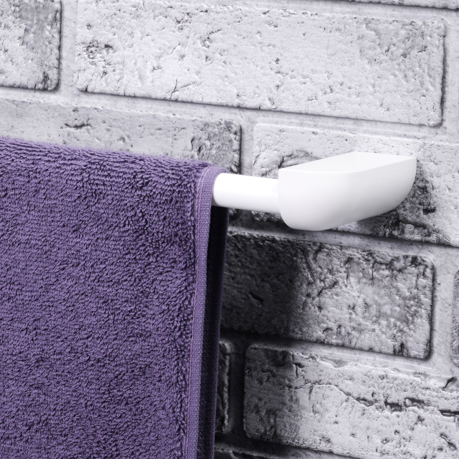 Держатель для полотенца Wasserkraft Kammel K-8300White — на белой кирпичной стене с фиолетовым полотенцем