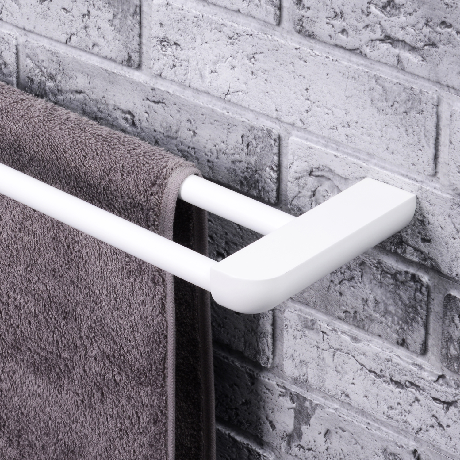 Держатель для полотенца Wasserkraft Kammel K-8300White, двойной — на серой кирпичной стене